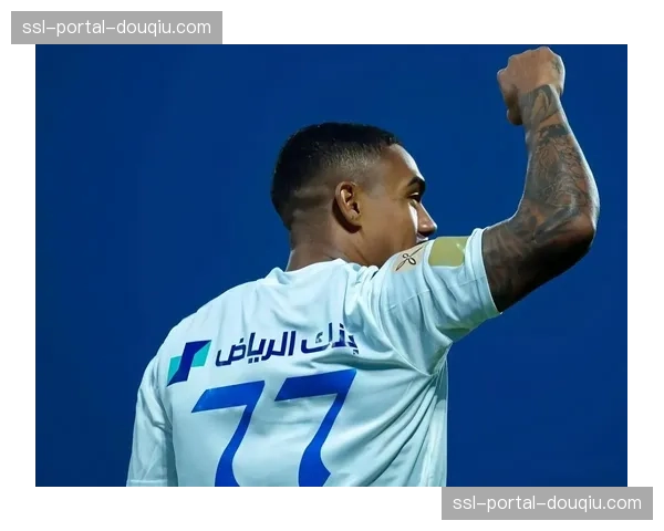 前法国国脚本泽马在利雅得新月完成首秀，独造四球展现老将价值