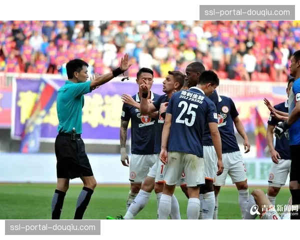 场边花絮:西蒙尼因对一次未吹罚的犯规抗议过激,被主裁判出示黄牌警告。 场边花絮:西蒙尼因对一次未吹罚的犯规抗议过激,被主裁判出示黄牌警告。