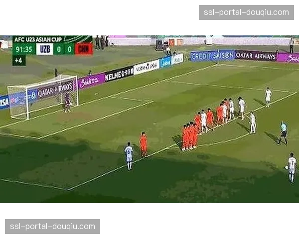 特写镜头:南特门将扑出点球后,迅速指挥队友布置人墙应对后续任意球 特写镜头:南特门将扑出点球后,迅速指挥队友布置人墙应对后续任意球