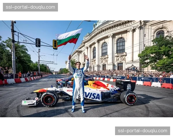 F1阿塞拜疆站一练：街道赛状况频出，萨金特撞车引发红旗