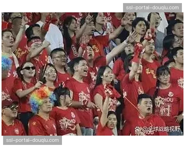 比赛因球迷医疗事件中断十分钟，双方球员协助医护人员进场